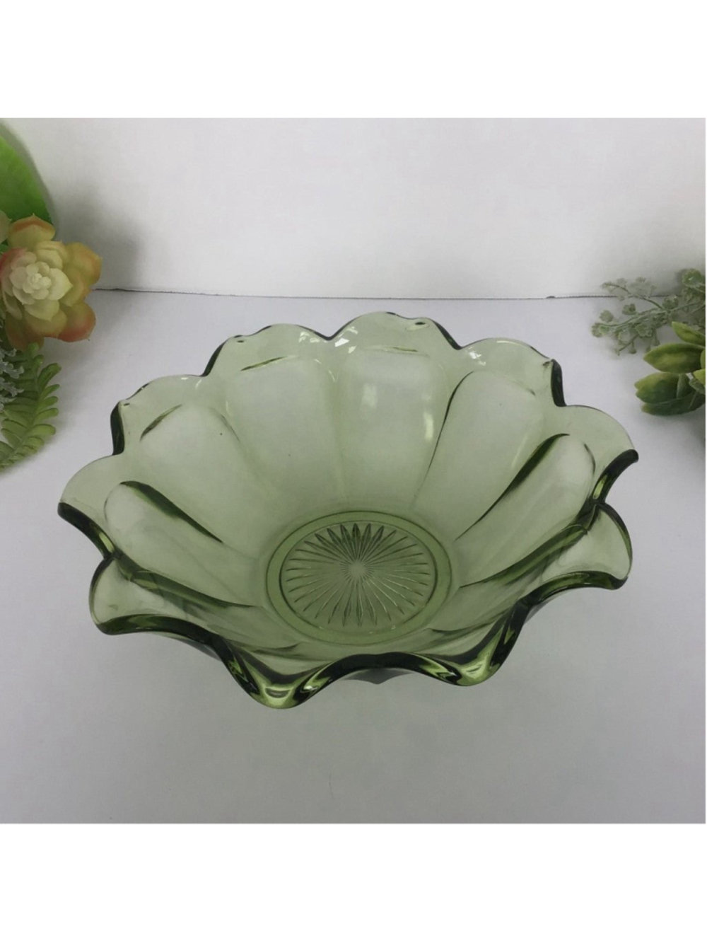 Vintage Scalloped Serving Glass Bowl in Olive - Picture 3 of 6